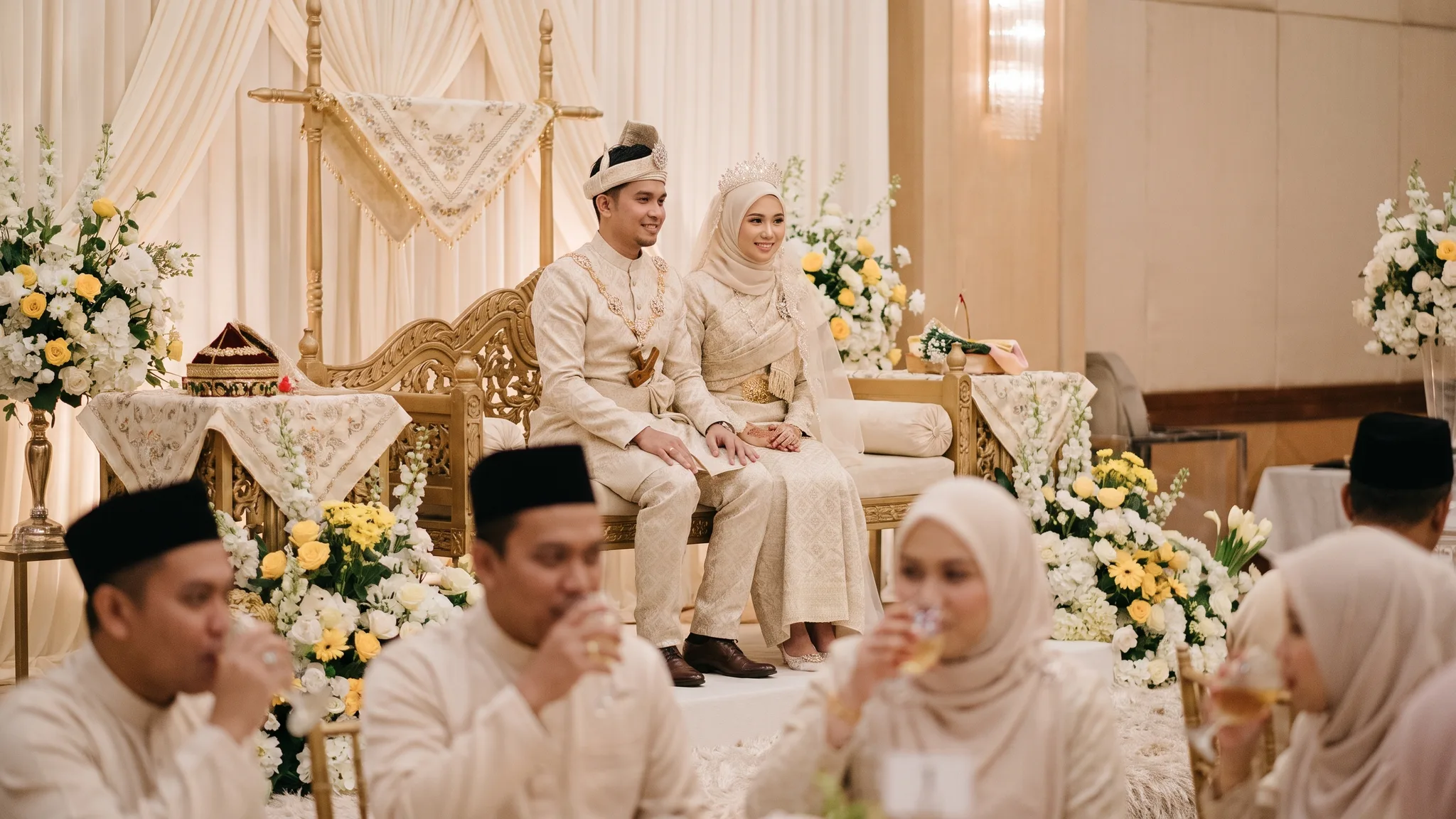 Pasangan pengantin Melayu di atas pelamin semasa majlis bersanding